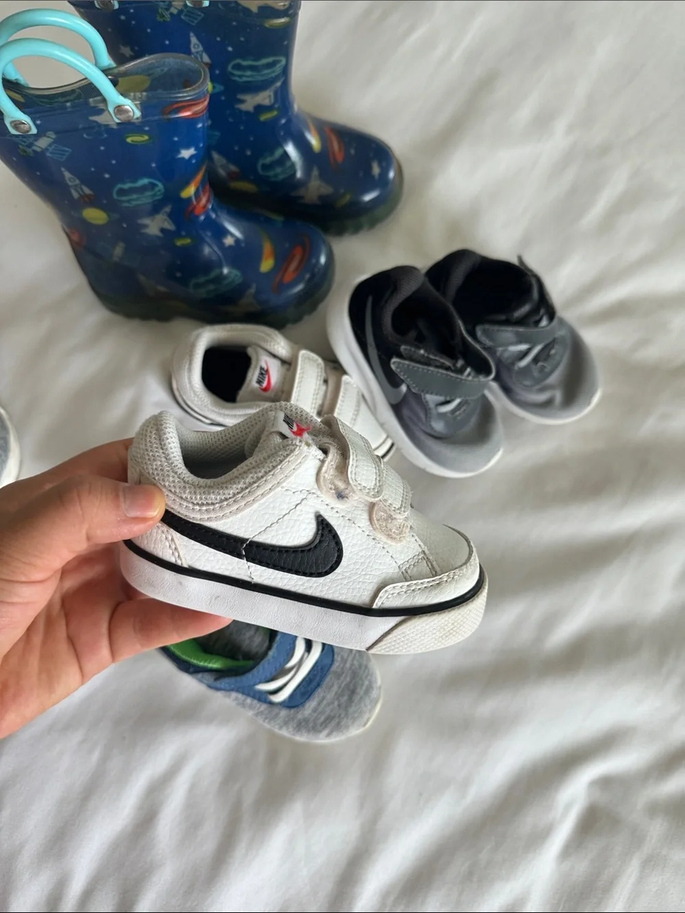 Bundle 4 pairs toddler boy sneakers Velcro straps / boots Nike,carters, size 5T